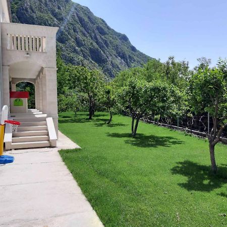 Hotel Queen Teuta Risan Exterior foto