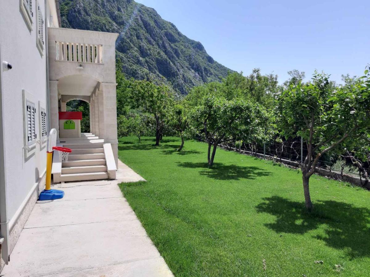 Hotel Queen Teuta Risan Exterior foto